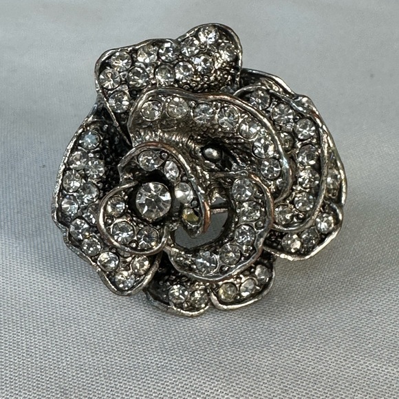Six sparkly adjustable silvertone flower and abstract style ringd - Picture 10 of 11